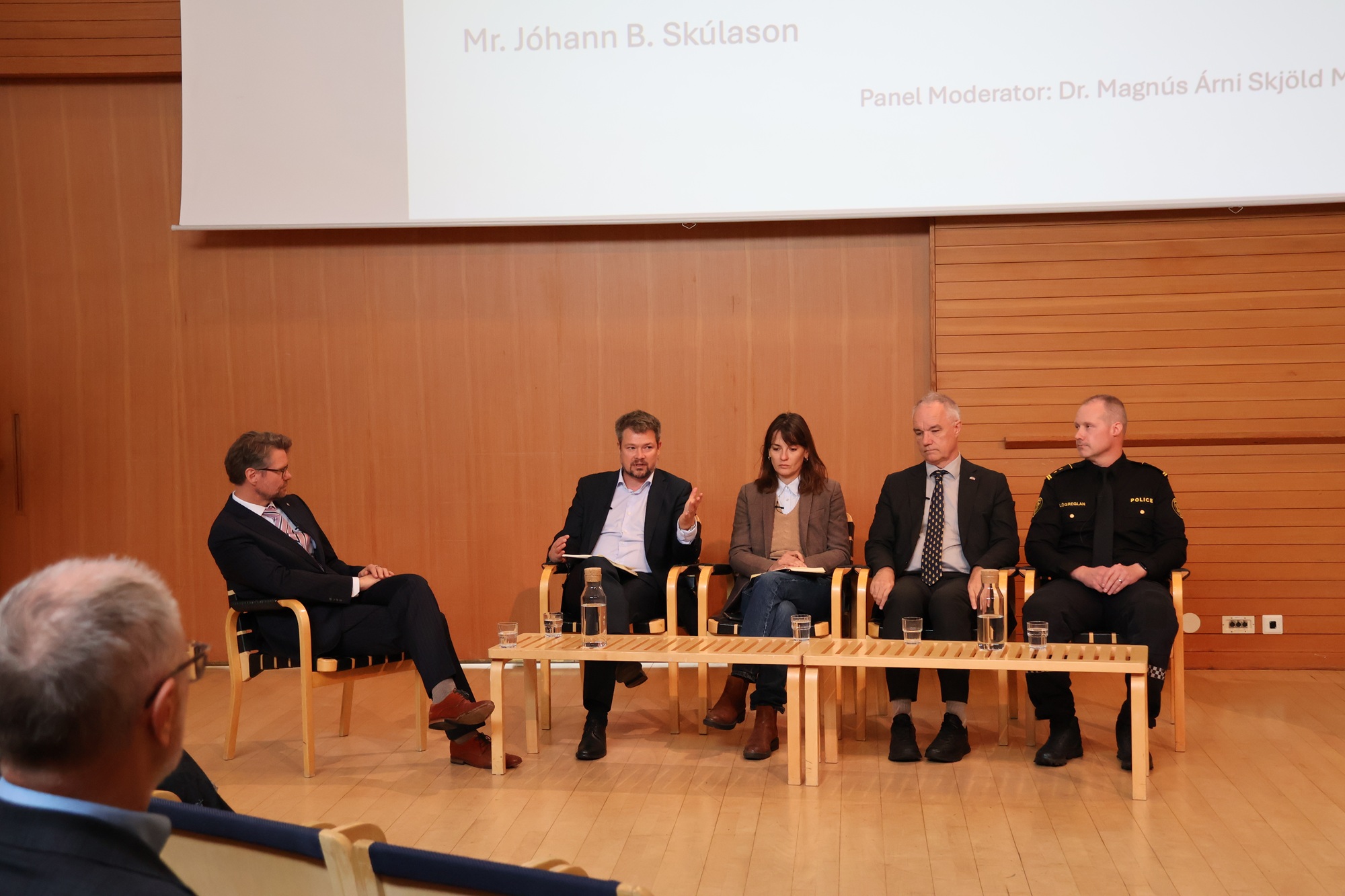 Pallborðsumræður: Dr. Magnús Árni Skjöld Magnússon, Axel Hagelstam, dr. Veronica Anghel, Jan Lundin og Jóhann B. Skúlason. 