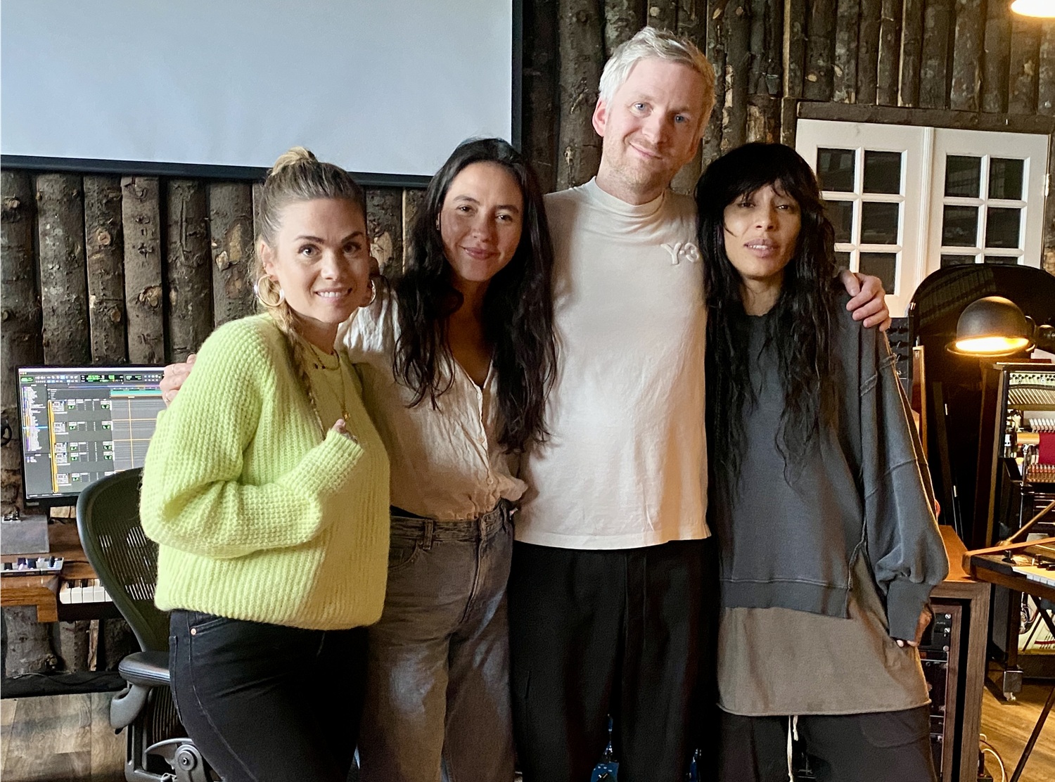 Klara Elías ásamt alþjóðlegum stjörnum með verðlaunalag